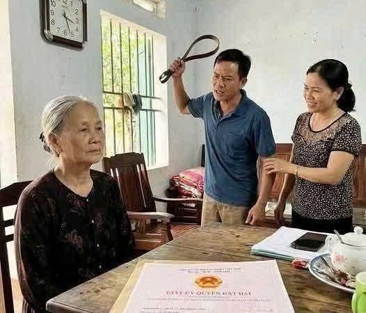 Con trai tôi chộp lấy thắt lưng để ép tôi ký giấy ủy quyền đất đai. Con dâu tôi đắc chí cười nói: