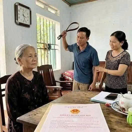 Con trai tôi chộp lấy thắt lưng để ép tôi ký giấy ủy quyền đất đai. Con dâu tôi đắc chí cười nói: